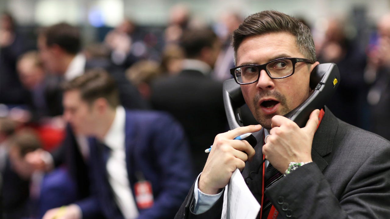 Systematyczne monitorowanie poziomu depozytu i stosowanie zleceń stop-loss minimalizuje ryzyko margin call