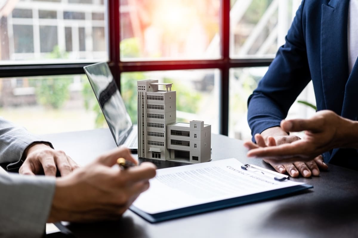 REIT w nieruchomościach biurowych i komercyjnych Szklane wieżowce biurowe w centrum z ludźmi w garniturach w tle
