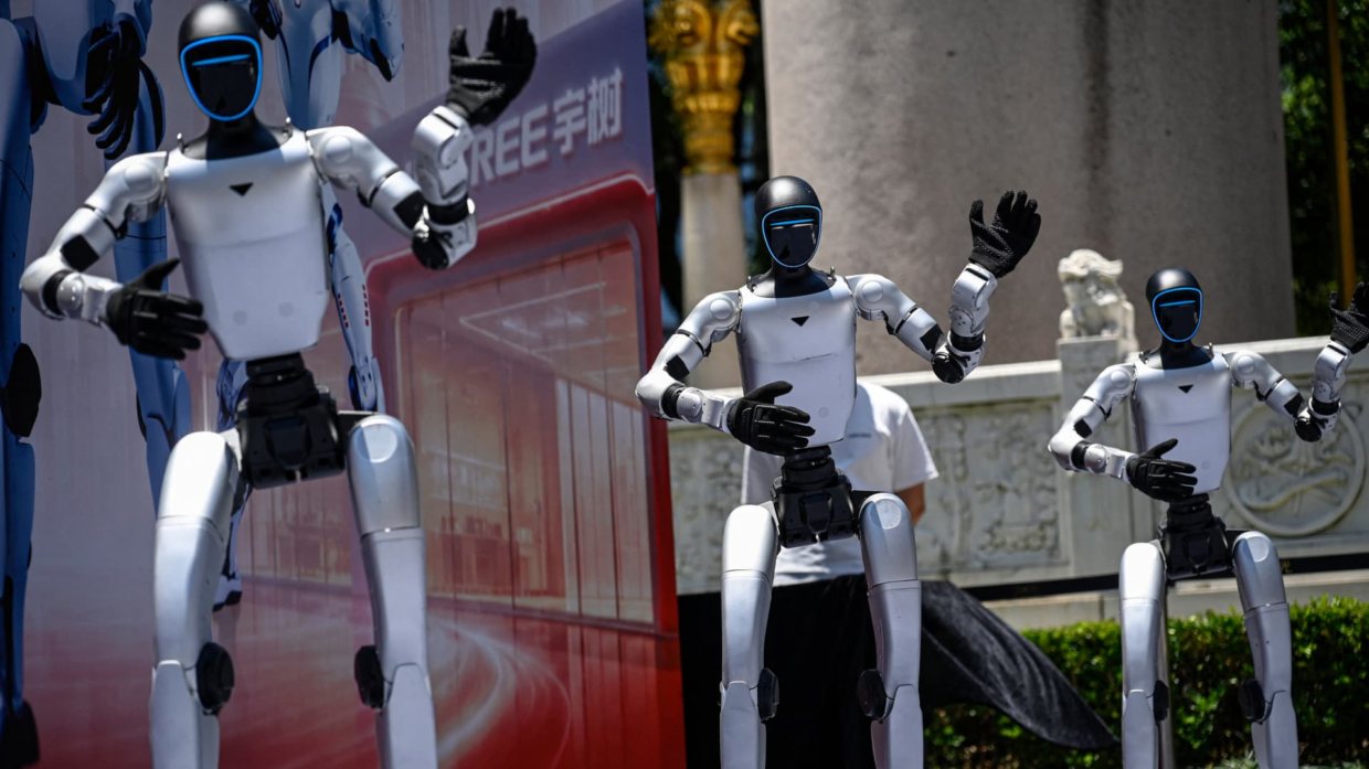 robot humanoidalny wykonujący zadania w inteligentnym salonie