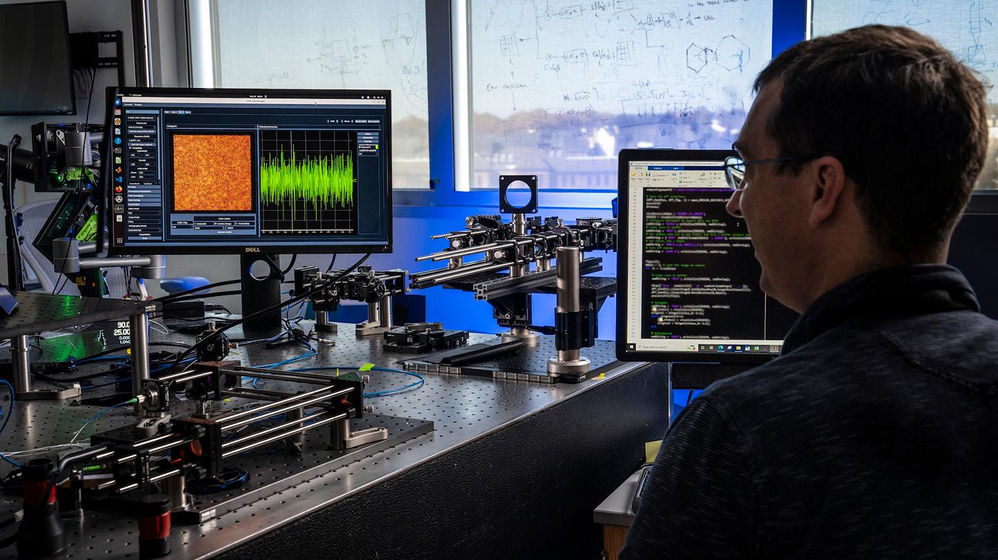 Elektrody mózgowe do odczytu sygnałów neuronalnych elektrody korowe mózgu w zbliżeniu z implantem Neuralink