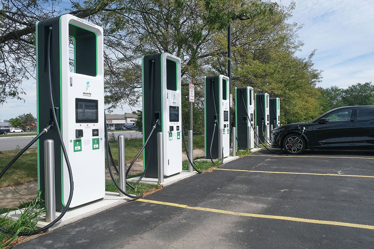 Przyszłość infrastruktury ładowania EV Nowoczesna szybka ładowarka samochodowa wymagająca modernizacji sieci energetycznej