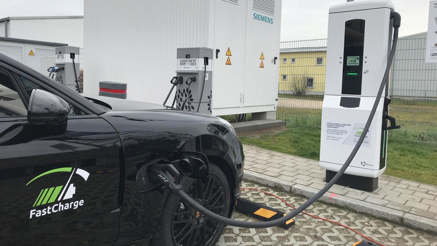 Ładowanie auta elektrycznego w dziesięć minut w nowoczesnym salonie samochodowym