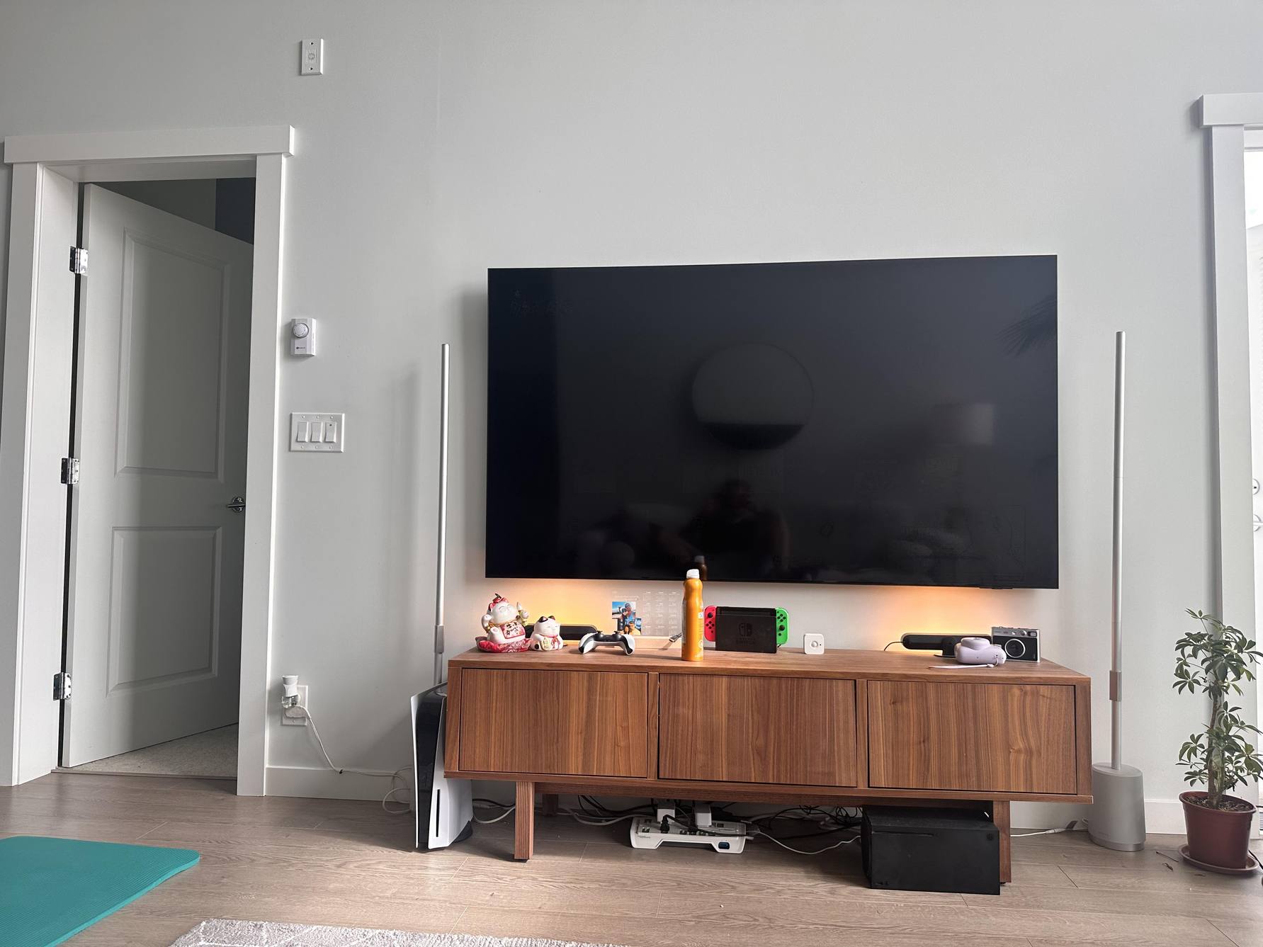 Przezroczysta technologia wyświetlania obrazu przezroczysty telewizor w salonie z widocznym tyłem ekranu