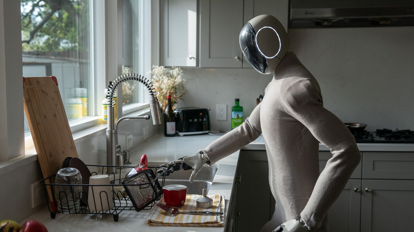 robot humanoidalny asystujący w gospodarstwie domowym