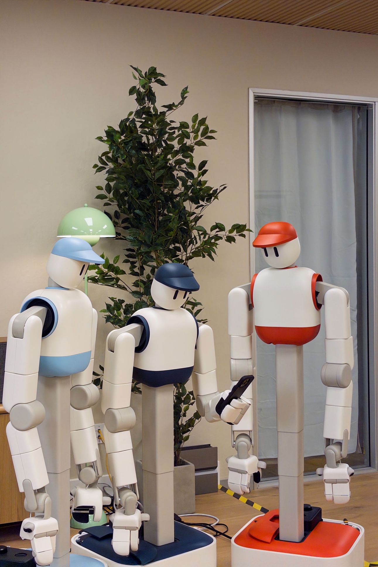 robot nawadniający kwiaty doniczkowe w jasnym wnętrzu