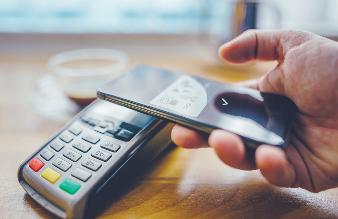 wirtualna karta jednorazowa na ekranie telefonu zabezpieczająca płatności online