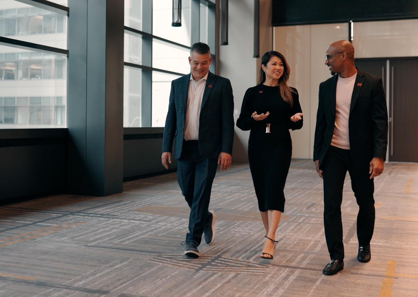 Nowoczesny blok mieszkalny z balkonami i zielonymi przestrzeniami wokół