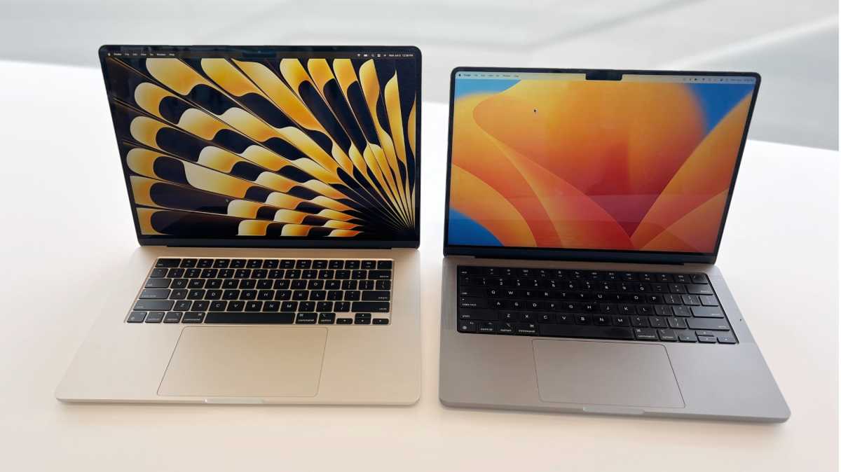 Klawiatura Magic Keyboard MacBook Air obok klawiatury Pro z touch barem u góry
